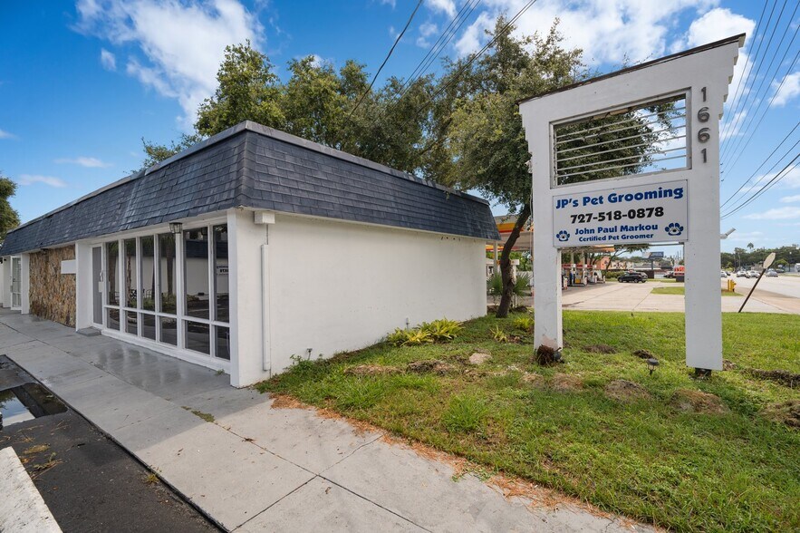 More Photos Of 1631 W Bay Dr, Largo Veterinarian Kennel For Sale