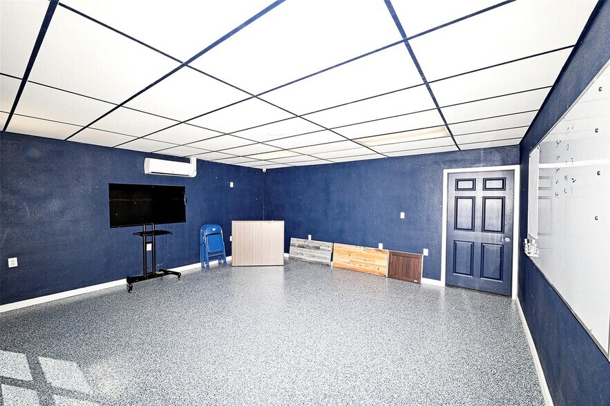 More Photos Of 406 W Wise St, Bowie Industrial For Sale