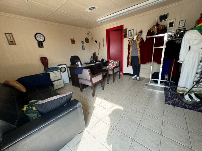 More Photos Of 250 Lavon Dr, Garland Industrial For Sale