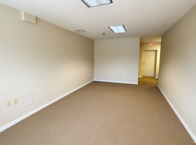 More Photos Of 13200 Marina Way, Woodbridge Office For Lease