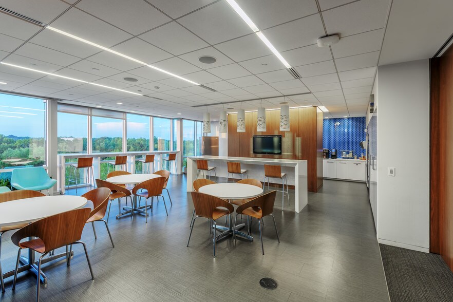 More Photos Of 2550 W Tyvola Rd, Charlotte Unknown For Lease