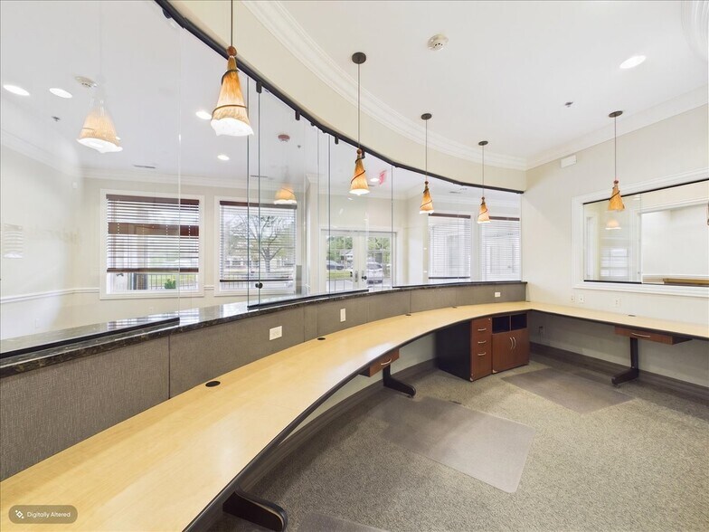 More Photos Of 420 W Northwest Hwy, Barrington Unknown For Lease