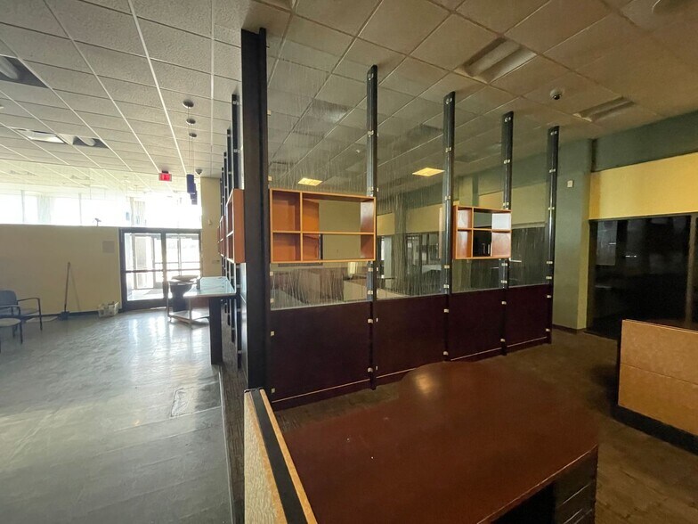 More Photos Of 9300 Blue Ridge Blvd, Kansas City Bank For Lease