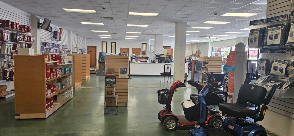 More Photos Of 2700 S King St, Honolulu Unknown For Lease