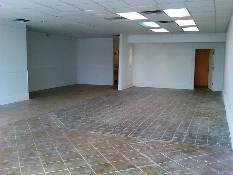 More Photos Of 165-167 E Park Ave, Long Beach Storefront Retail Office For Sale