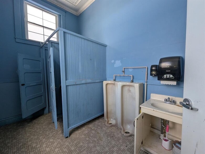 More Photos Of 16 Central st, Claremont Specialty For Sale