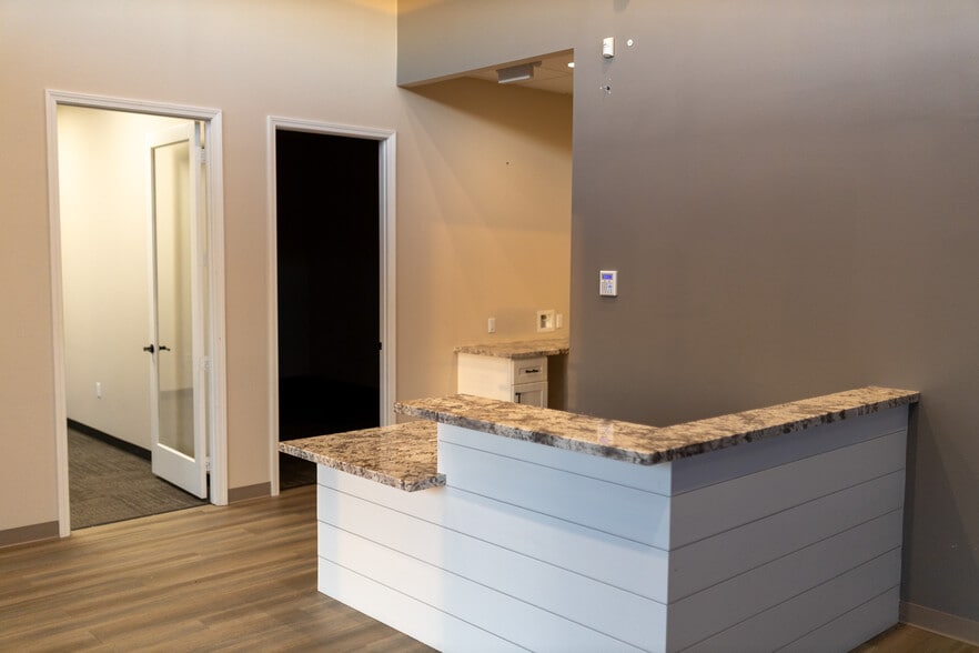 More Photos Of 5968 Fairmont Pky, Pasadena Storefront For Lease