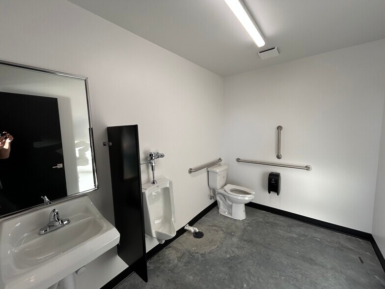 More Photos Of 23911 Southwest St, Waterloo Light Manufacturing For Lease