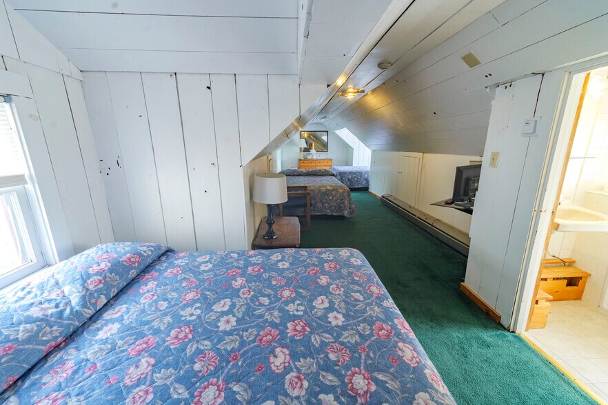 More Photos Of 6 Abroad Rd, West Dover Hotel For Sale
