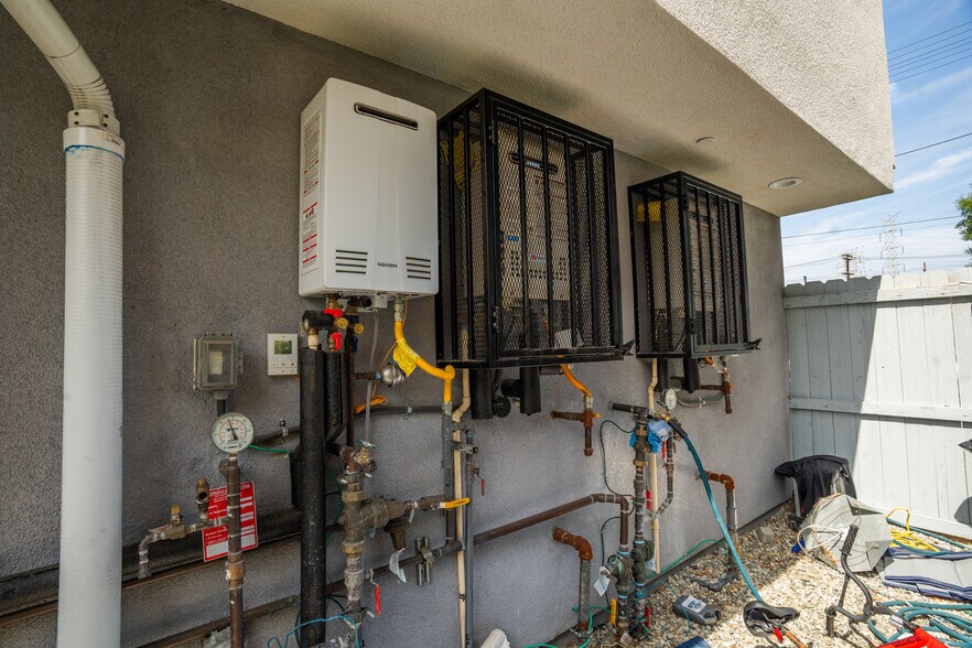 More Photos Of 6937 Simpson Ave, North Hollywood Apartments For Sale