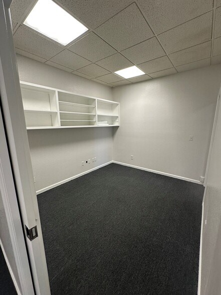 More Photos Of 113 W Hoover Ave, Mesa Warehouse For Lease