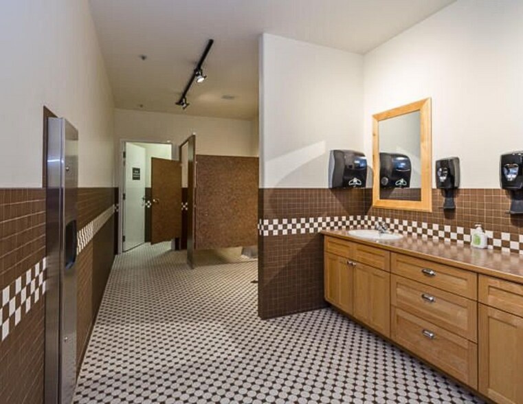 More Photos Of 25820 Highway 2, Sandpoint Flex For Lease