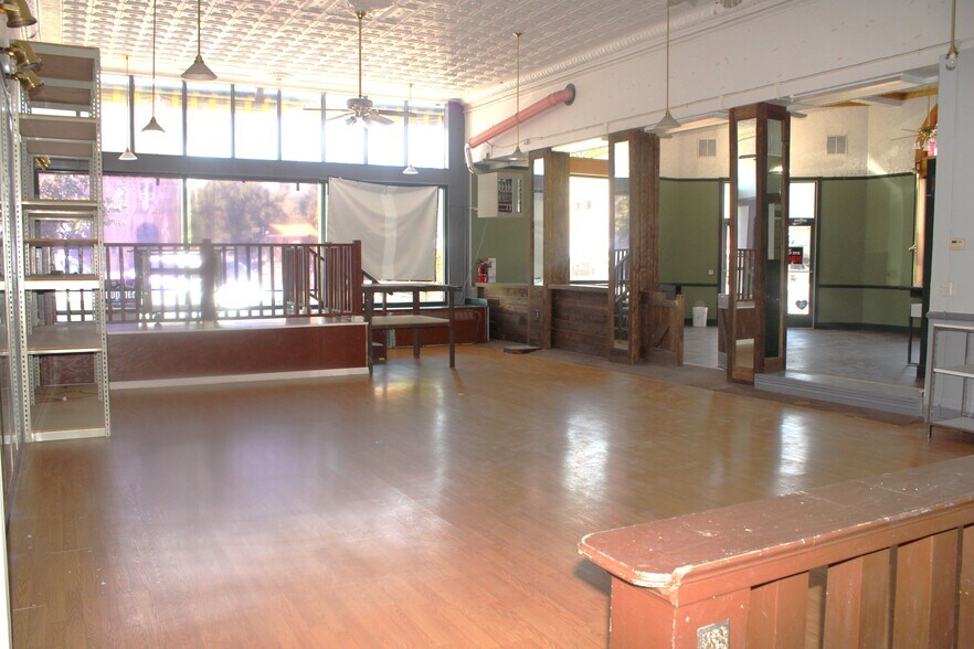 More Photos Of 944 Main St, Evanston Storefront Retail Office For Lease