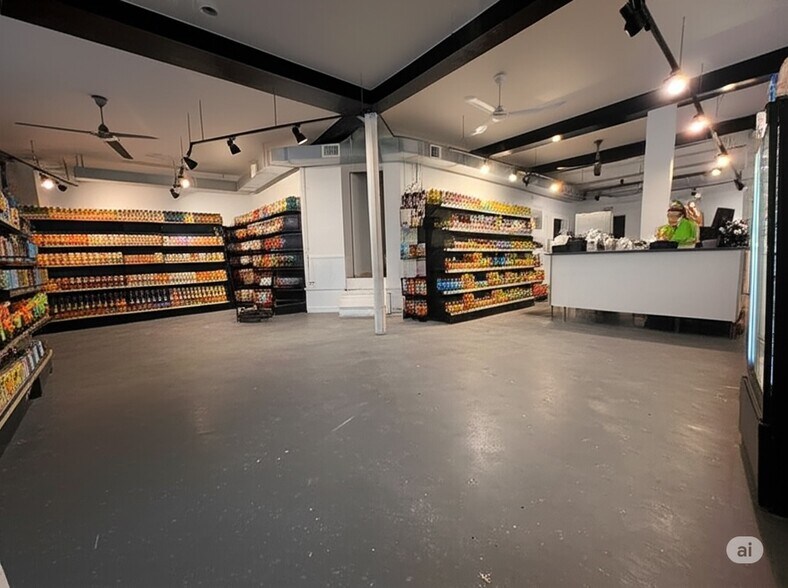 More Photos Of 6981 N Sheridan Rd, Chicago General Retail For Lease