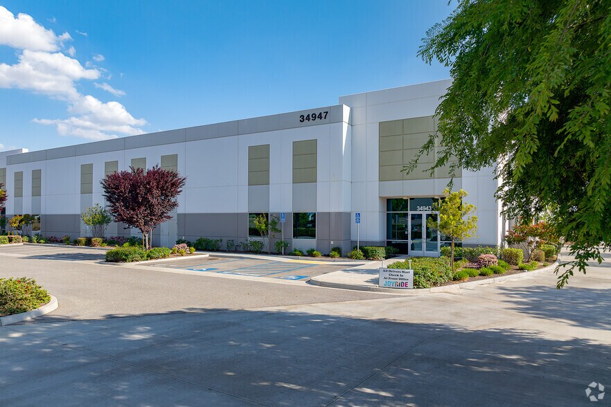 Primary Photo Of 34943-34947 Flyover Ct, Bakersfield Warehouse For Lease