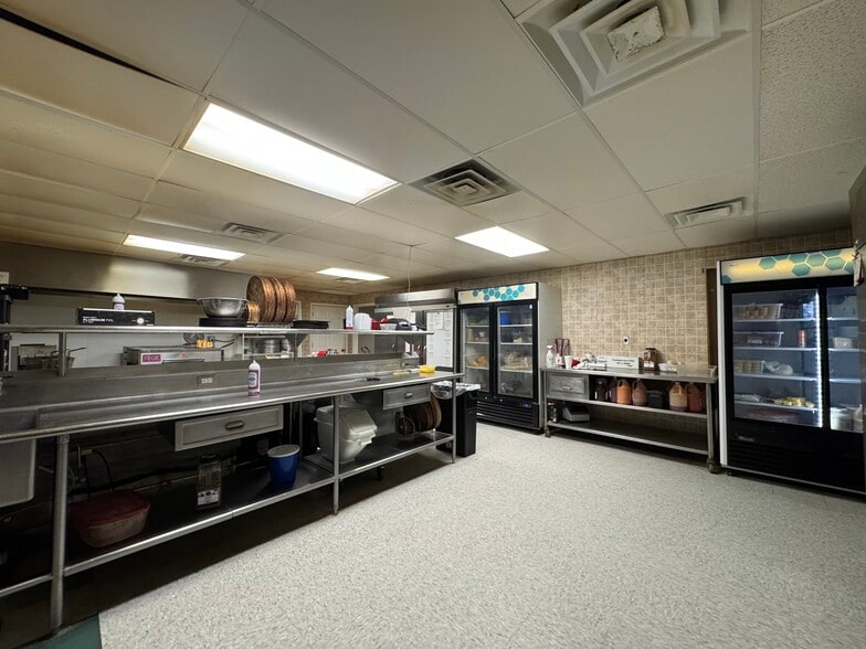 More Photos Of 18 N 4th St, Gosport Storefront Retail Office For Lease