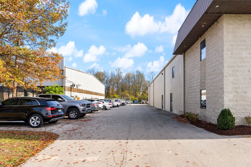 More Photos Of 3312 Gilmore Industrial Blvd, Louisville Warehouse For Lease