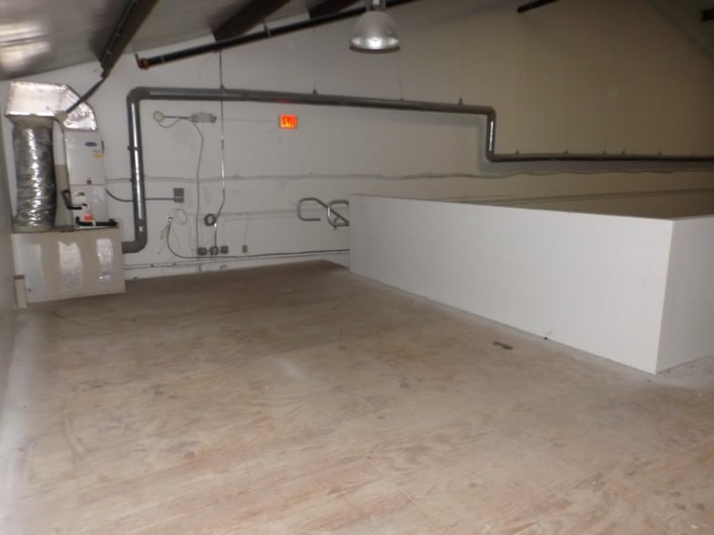 More Photos Of 124-146 Park Center St, Leesburg Light Manufacturing For Lease