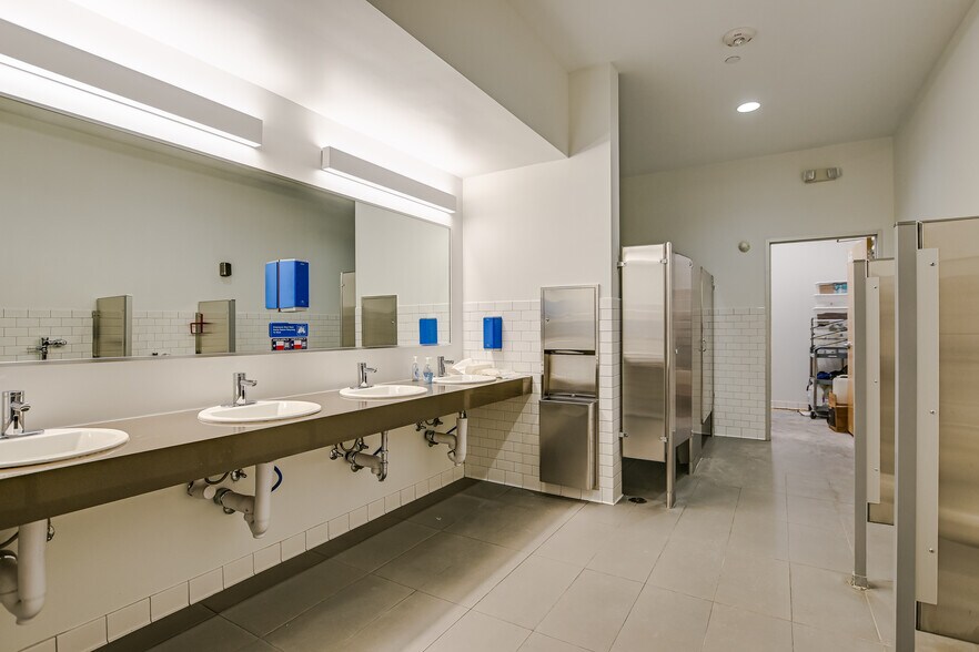 More Photos Of 10420 Metric Blvd, Austin Warehouse For Lease