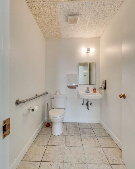 More Photos Of 311 W Walnut St, Johnson City Office For Sale