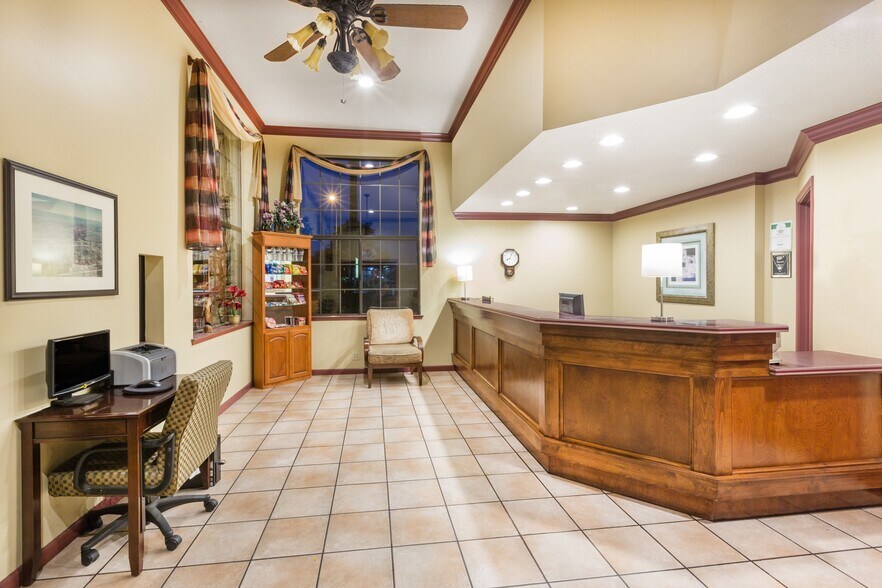 More Photos Of 2165 Solano St, Corning Hotel For Sale