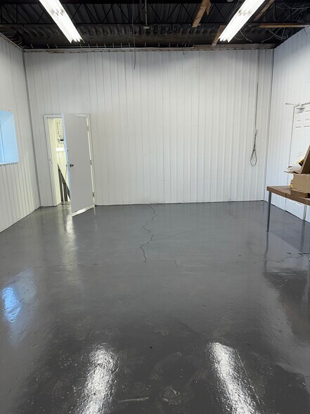 More Photos Of 368 Boul Croisetière N, Saint-jean-sur-richelieu Warehouse For Lease