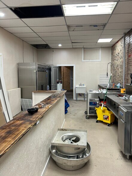 More Photos Of 2905 27th St N, Birmingham Bar For Sale