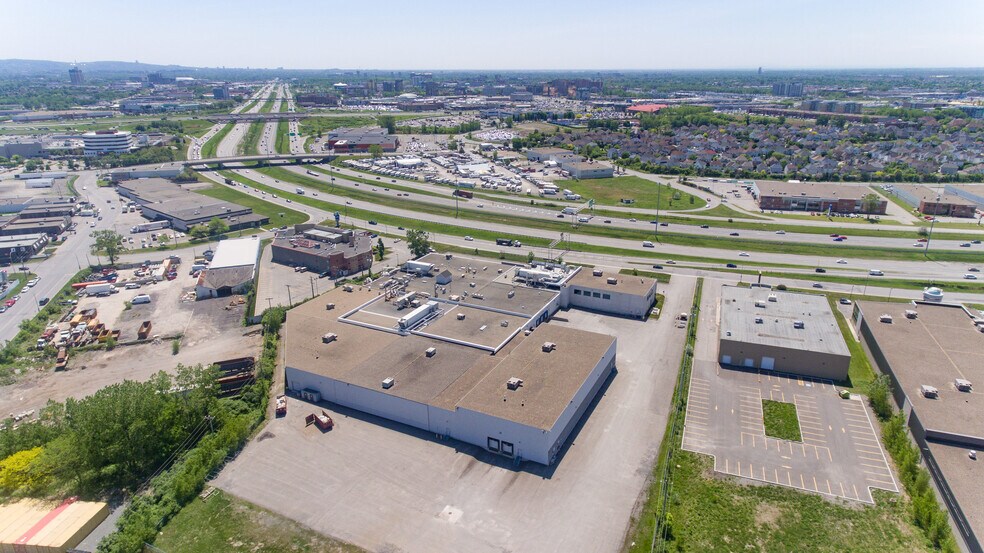 More Photos Of 3695 Aut des Laurentides (A-15) Desste E, Laval Manufacturing For Lease