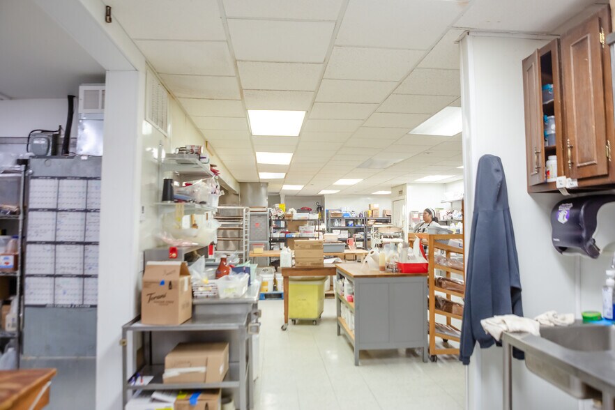 More Photos Of 2015 N Missouri St, Macon Restaurant For Sale