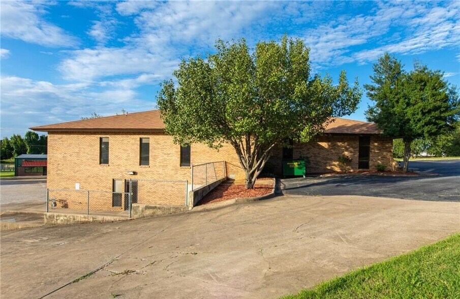 More Photos Of 302 Pointer Trl W, Van Buren Office For Sale
