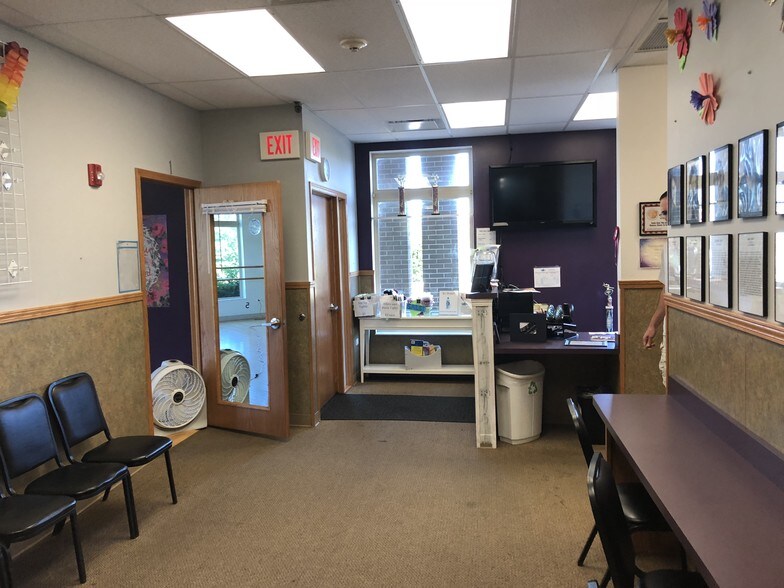 More Photos Of 608 E Veterans Pky, Yorkville Medical For Lease