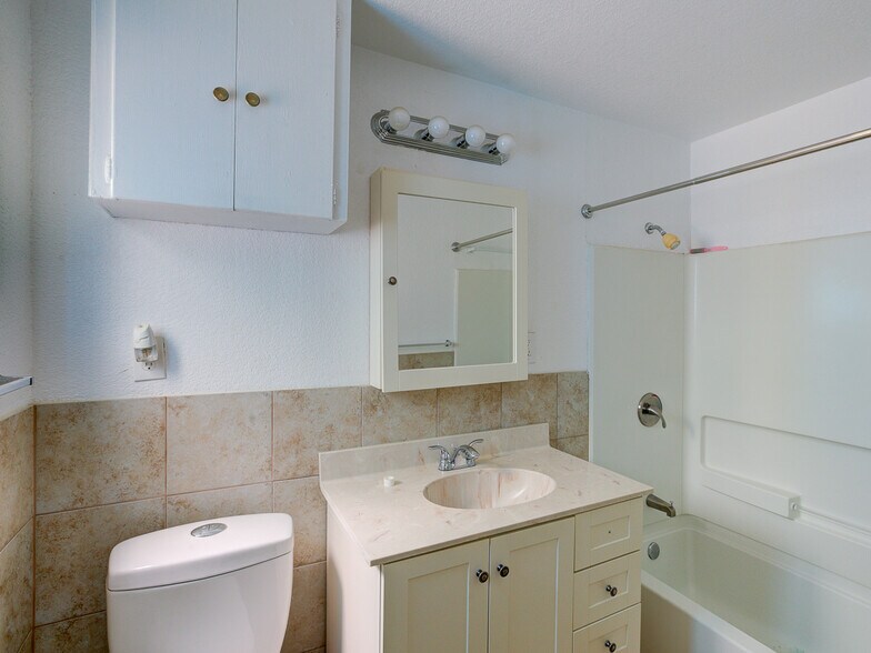 More Photos Of 2627 Manor Rd, Austin Hotel For Sale