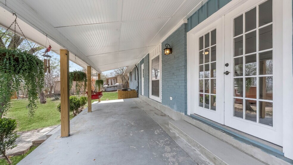 More Photos Of 916 Toepperwein Rd, Converse Loft Creative Space For Lease