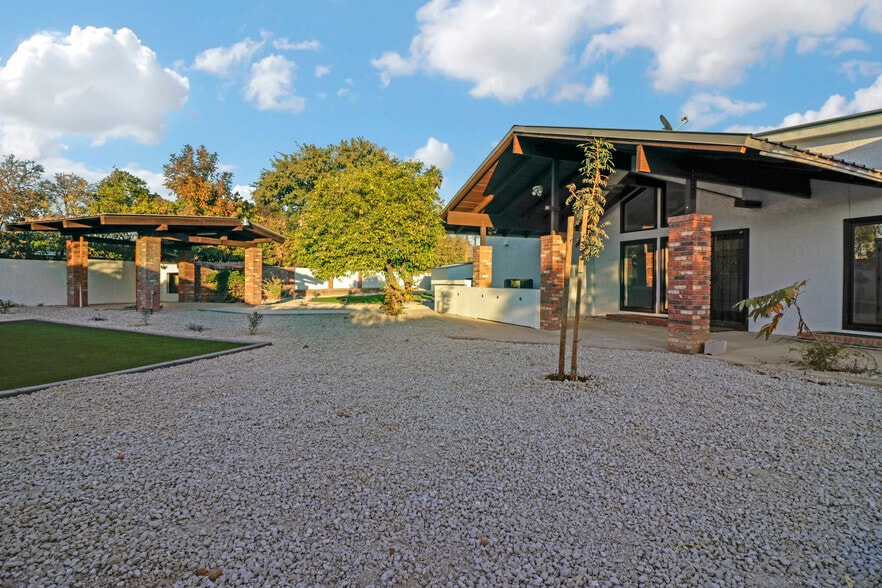 More Photos Of MID CENTURY MODERN FLAGSHIP RAL, Phoenix Healthcare For Sale