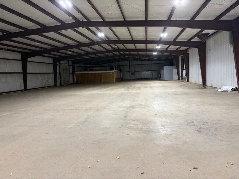 More Photos Of 6100 Conveyor Dr, Burleson Warehouse For Lease