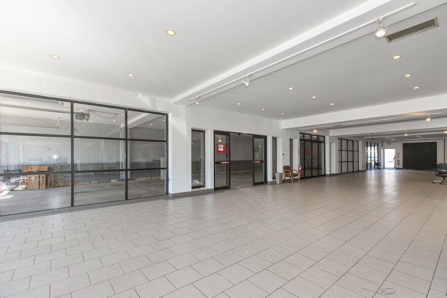 More Photos Of 56-15 Northern Blvd, Woodside Showroom For Sale