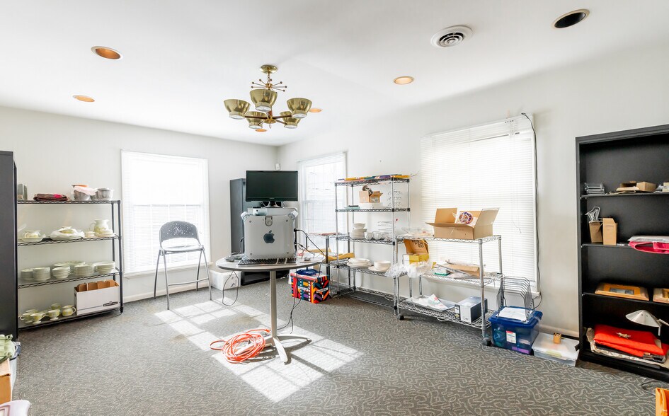 More Photos Of 8101 Warwick Ave, Louisville Office For Sale