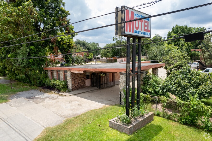 Primary Photo Of 5619 Airline Dr, Houston Hotel For Sale