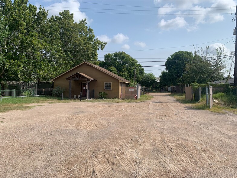Primary Photo Of 11414 Hempstead Rd, Houston Industrial For Lease