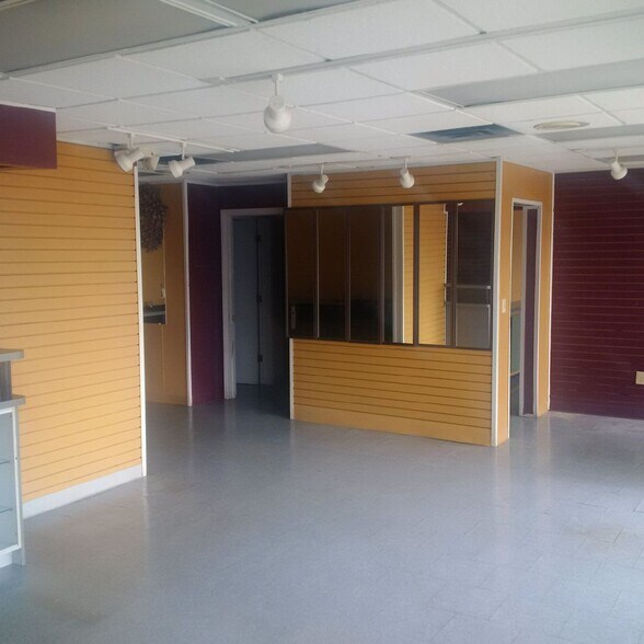 More Photos Of 6810 S Cedar St, Lansing Storefront Retail Office For Lease