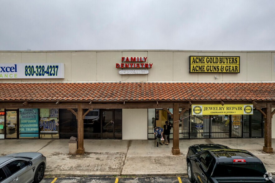 More Photos Of 540 10th St, Floresville Storefront For Lease