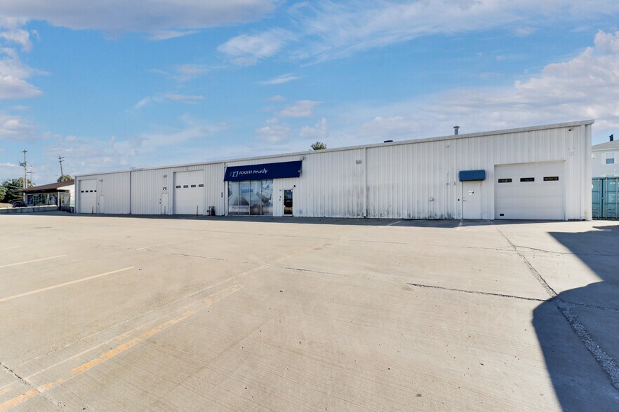 More Photos Of 106 Oak Creek Plz, Bloomington Warehouse For Lease
