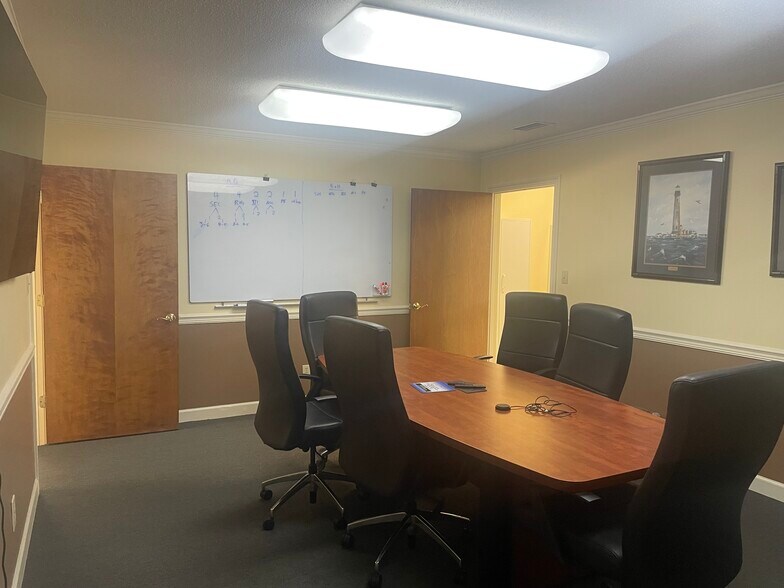 More Photos Of 716 Lakeside Dr W, Mobile Office For Lease
