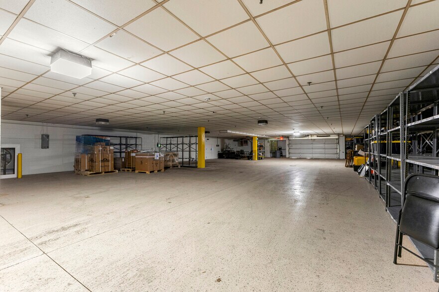 More Photos Of 15360 S Commerce Dr, Dearborn Office For Sale