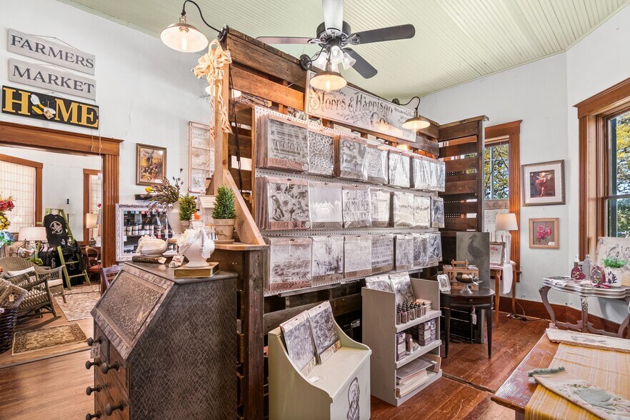 More Photos Of 702 Front St, Comfort Freestanding For Sale