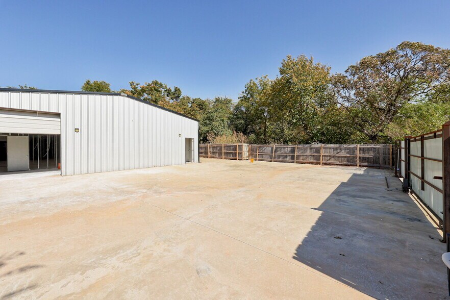 More Photos Of 3875 E Waterloo Rd, Edmond Warehouse For Lease