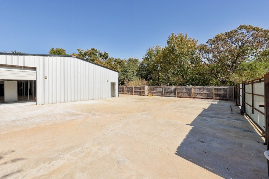 More Photos Of 3875 E Waterloo Rd, Edmond Warehouse For Sale