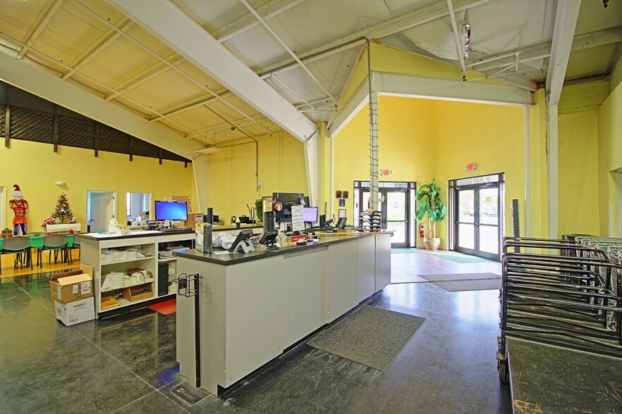 More Photos Of 12180 Metro Pky, Fort Myers Distribution For Lease