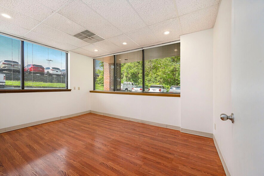 More Photos Of 5950 N Oak Tfwy, Kansas City Office For Sale