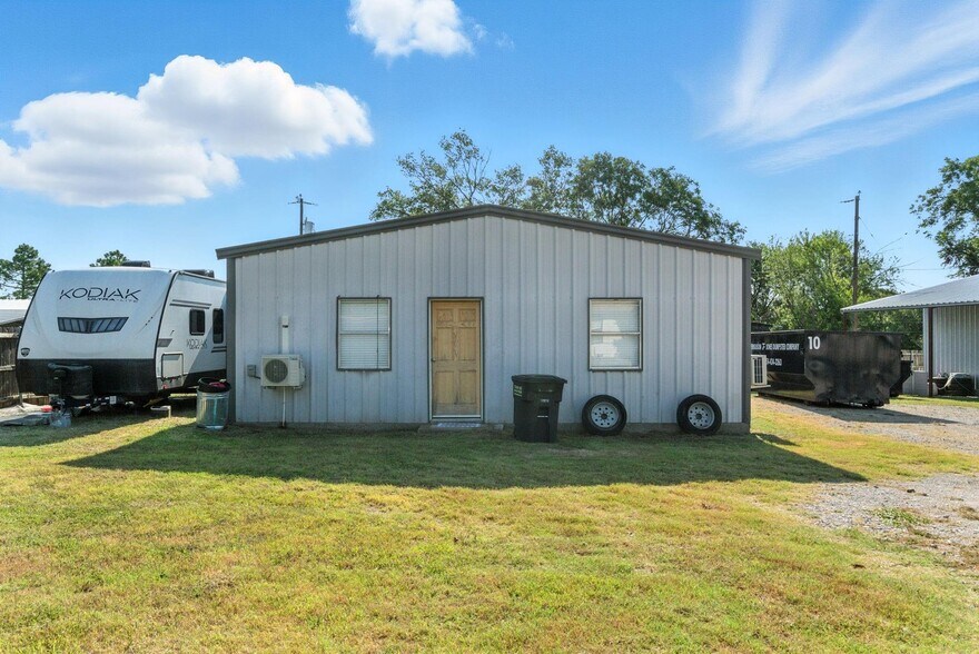 More Photos Of 104 Yuma Street, Lipan Warehouse For Sale